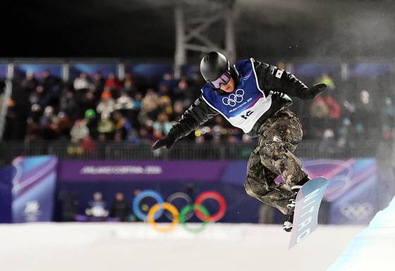 Lee Chae-un competes in the third run of the men’s halfpipe final at the 2026 Milan-Cortina Winter Olympics at the Livigno Snow Park in Italy on Feb. 13. [NEWS1]