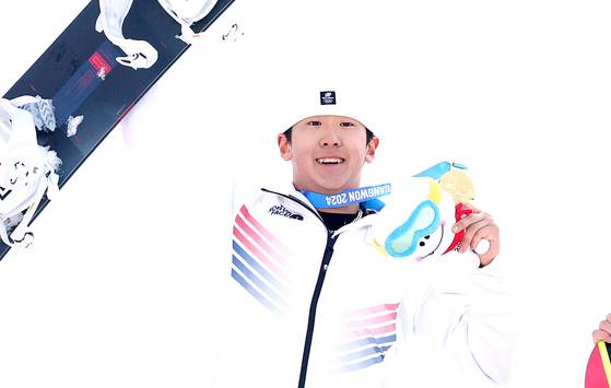 Lee Chae-un poses for a commemorative photo after winning gold in the 2024 Gangwon Winter Youth Olympic Games' halfpipe category on Feb. 1, 2024, at the Welli Hilli Park Ski Resort in Hoengseong County, Gangwon. [YONHAP]