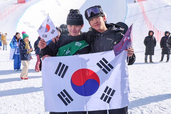 Snowboarders Kim Geon-hee, and Lee Chae-un, who won gold in the men’s snowboard halfpipe at the Harbin Winter Asian Games, pose for a commemorative photo on Feb. 13, 2025, at Yabuli Ski Resort, China. [YONHAP]