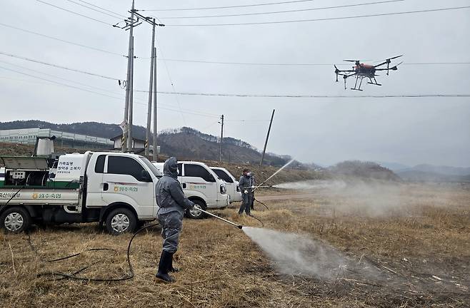 Quarantine officials conduct disinfection to prevent the spread of African swine fever at a field in Wonju, Gangwon, on Feb. 10. [YONHAP]