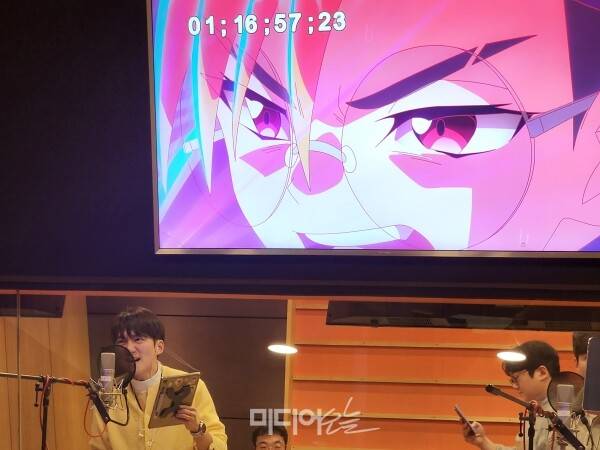 ▲지난달 27일 서울 마포구 상암동 대원방송에서 '디지몬 비트브레이크' 더빙이 진행되는 현장. 이주승 성우(맨 왼쪽)가 주인공 차내일과 똑같은 표정으로 연기하고 있다. 사진=미디어오늘