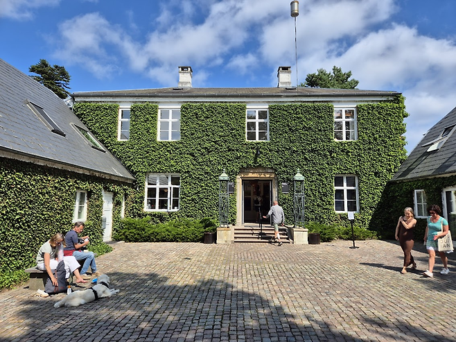 루이지애나 현대미술관의 입구. 담쟁이 덩굴로 뒤덮인 작은 건물이 맞아준다. ©김슬기