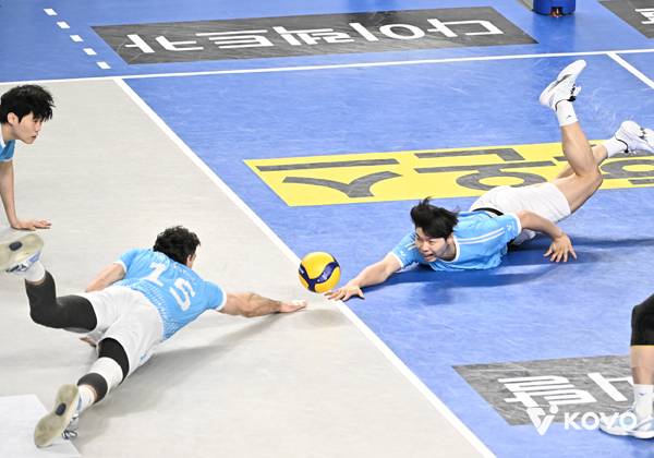 대한항공 러셀이 공을 받기 위해 몸을 날리고 있다. 사진 제공= KOVO