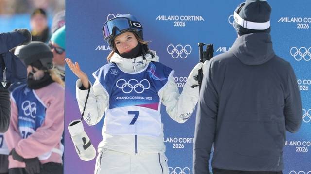 9일(현지시간) 이탈리아 리비뇨 스노파크에서 열린 밀라노·코르티나 동계 올림픽 프리스타일 스키 여자 슬로프스타일 결선에서 베이징 동계 올림픽 프리스타일 스키 2관왕 중국 구아이링이 마지막 시도에서 실수를 한 뒤 아쉬워하고 있다. 연합뉴스