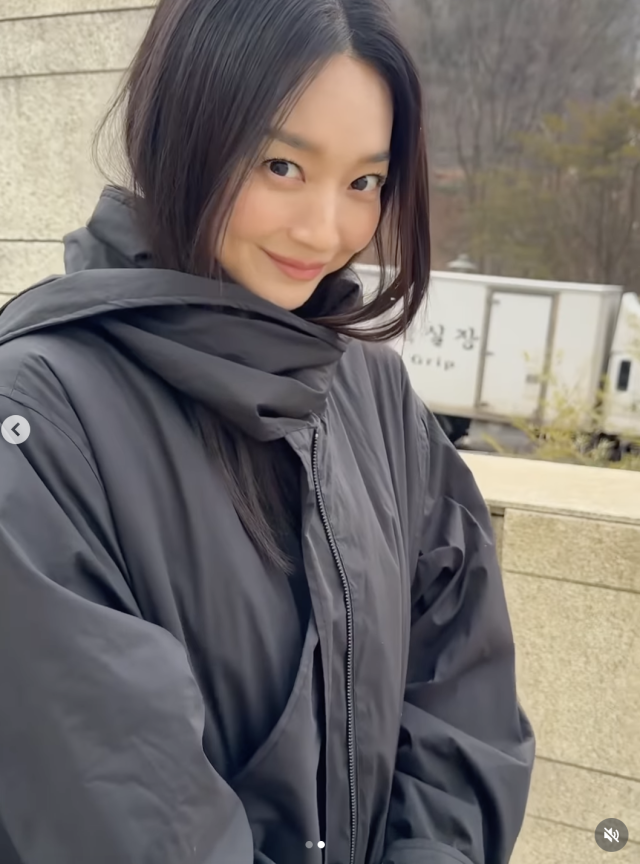 신민아가 사랑스러운 매력으로 팬들의 이목을 집중시켰다. / 신민아 SNS