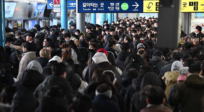 서울 구로구 신도림역 지하철 1호선 승강장이 출근하는 시민들로 붐비고 있다. 임세준 기자