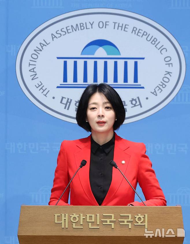 [서울=뉴시스] 조성봉 기자 = 배현진 국민의힘 의원이 13일 오후 서울 여의도 국회 소통관에서 기자회견을 열고, 자신에 대한 국힘 윤리위의 '당원권 정지 1년'에 대해 입장 발표를 하고 있다. 2026.02.13. suncho21@newsis.com