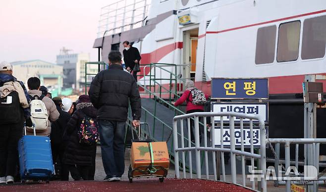 [인천=뉴시스] 전진환 기자 = 설 연휴를 하루 앞둔 24일 오전 인천 중구 인천항연안여객터미널에서 귀성객들이 고향 가는 여객선으로 향하고 있다.  2025.01.24. amin2@newsis.com