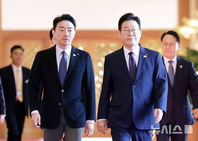 [서울=뉴시스] 최동준 기자 = 이재명 대통령과 강훈식 비서실장이 22일 청와대에서 열린 수석보좌관회의에 참석하고 있다. 2026.01.22. photocdj@newsis.com