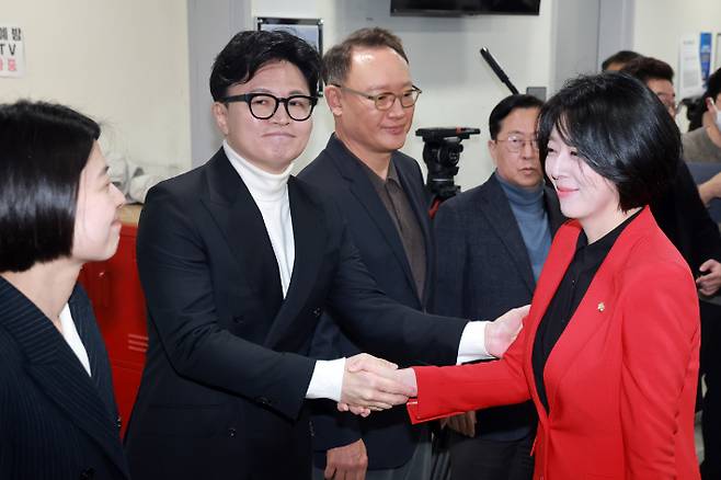 인사하는 국민의힘 배현진 의원과 한동훈 전 대표     (서울=연합뉴스) 신현우 기자 = 국민의힘 배현진 의원이 13일 국회 소통관에서 당 중앙윤리위원회가 본인에 대해 당원권 정지 1년 처분을 내린 것과 관련해 기자회견하기 앞서 한동훈 전 대표와 인사하고 있다. 한 전 대표 왼쪽은 국민의힘 한지아 의원, 오른쪽은 안상훈 의원과 유용원 의원. 2026.2.13     nowwego@yna.co.kr (끝)   <저작권자(c) 연합뉴스, 무단 전재-재배포, AI 학습 및 활용 금지> 연합뉴스