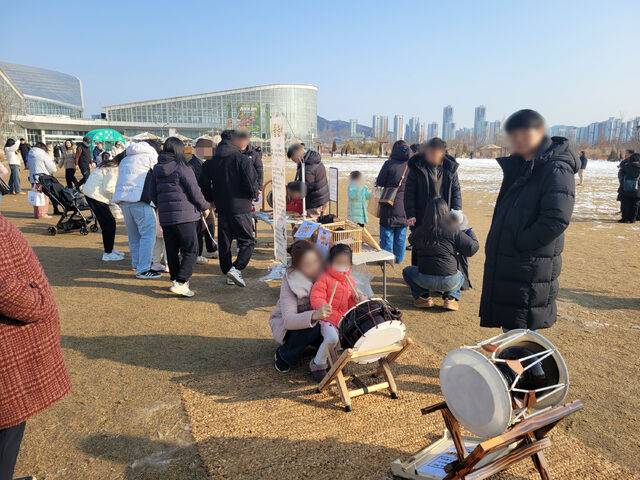 국립세종수목원에서 진행하는 전통악기 연주 체험. 국립세종수목원