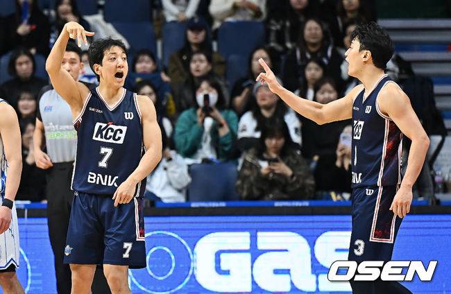 [OSEN=부산, 이석우 기자] 14일 부산 사직체육관에서 2025-2026 LG전자 프로농구 부산 KCC와 대구 한국가스공사의 경기가 열렸다.2연패 탈출과 단독 5위 도약을 노리는 부산 KCC가 송교창의 재부상이라는 악재 속에 7연패에서 벗어난 대구 한국가스공사 페가수스를 상대로 반등에 도전한다.부산 KCC 허훈과 허웅이 동료들에게 작전 지시를 하고 있다. 2026.02.14 / foto0307@osen.co.kr