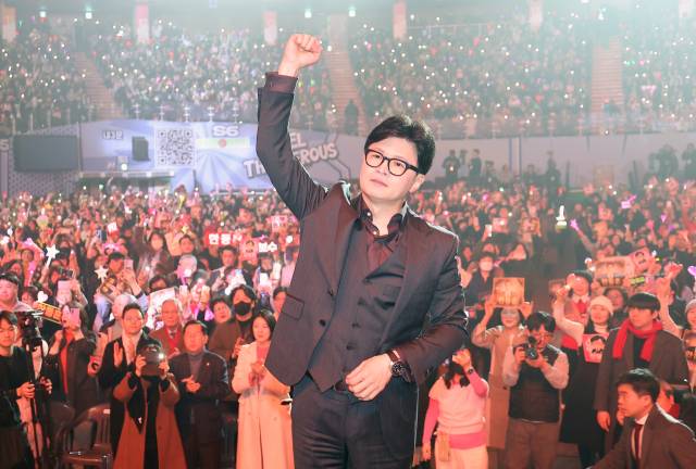 ▲국민의힘 한동훈 전 대표가 지난 8일 서울 송파구 잠실실내체육관에서 열린 토크콘서트에서 주먹을 들어 올리고 있다. ⓒ연합뉴스