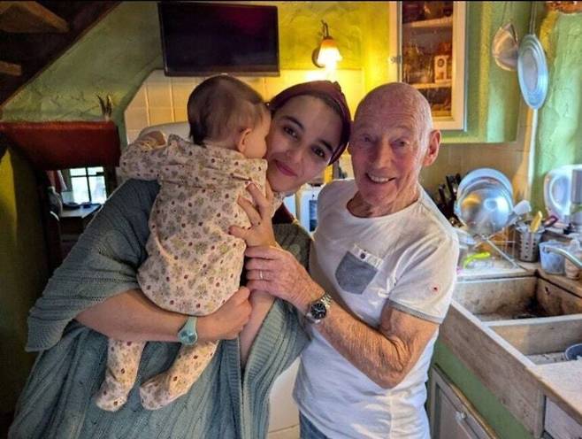 6개월 된 딸 안고 있는 피에르-아이샤 부부. 엑스(X·옛 트위터) 캡처