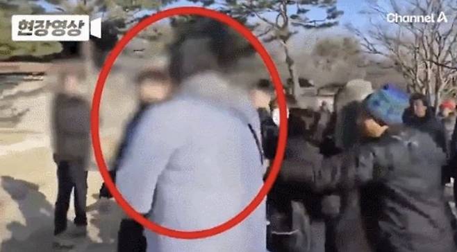 문화재를 지키던 경비원이 중국인 관광객들에게 폭행당했다. 채널A 캡처&nbsp;&nbsp; &nbsp;