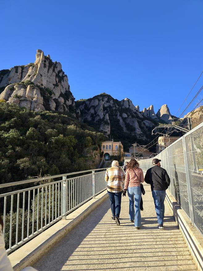 몬세라트 케이블카 상부 승강장 풍경.