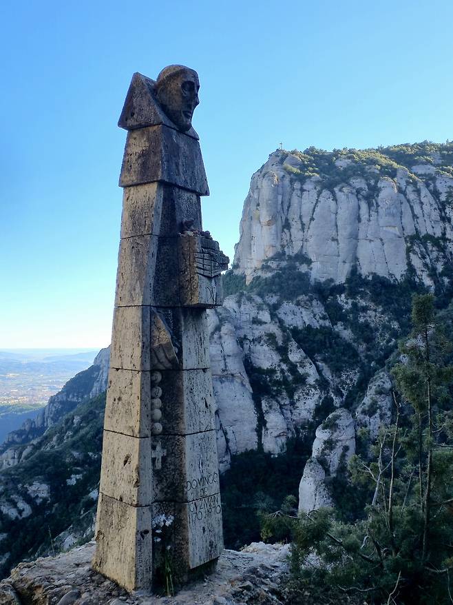 로사리오의 기도의 길 수도사 조각.