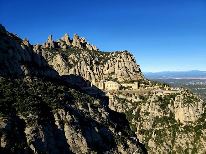 몬세라트와 수도원 전경.