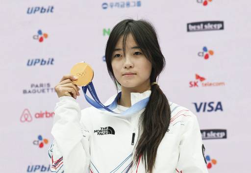 최가온이 14일 밀라노 코리아하우스에서 열린 기자회견을 마친 뒤 금메달을 들어보이며 기념촬영을 하고 있다. 밀라노=뉴시스