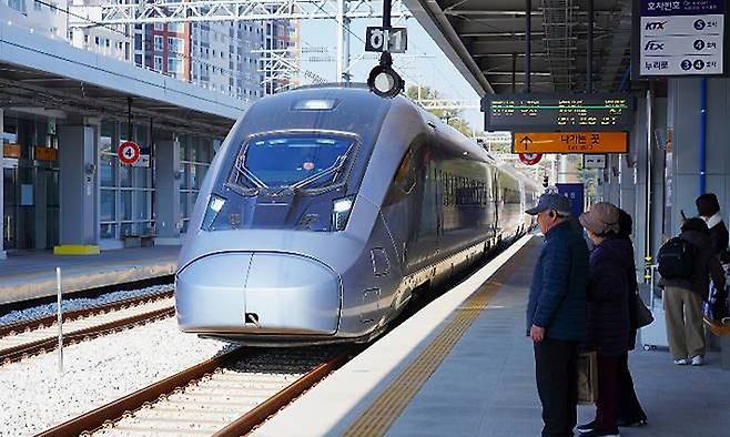 울진역에 KTX가 들어오고 있다.&nbsp;울진군 제공