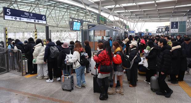 설 명절 연휴를 앞둔 13일 서울역에서 귀성객들이 고향으로 향하는 KTX 열차로 향하고 있다. 연합뉴스