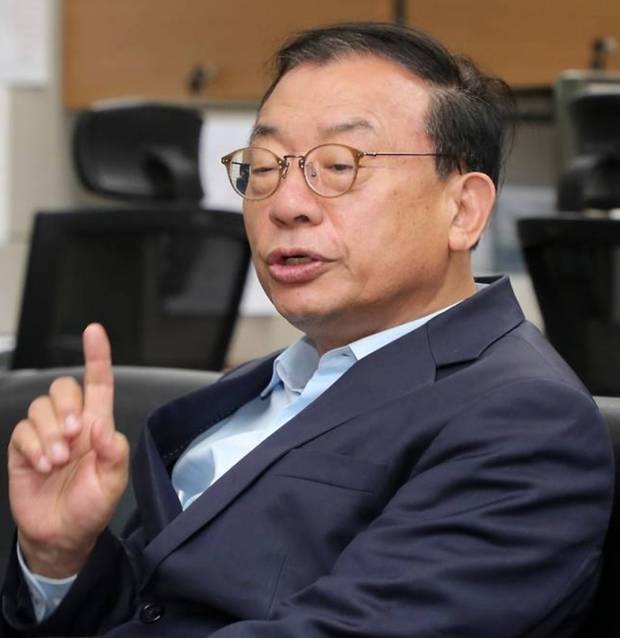 이정현 국민의힘 공동선대위원장이 지난해 5월 전북 전주시 전북특별자치도의회 기자실을 방문해 간담회를 열고 질의에 답변을 하고 있다. 뉴스1