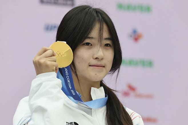 스노보드 여자 하프파이프 금메달리스트 최가온이 14일(한국시간) 밀라노 코리아하우스에서 열린 기자회견을 마친 뒤 금메달을 들어 보이고 있다. 밀라노ㅣ뉴시스