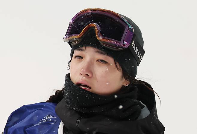 12일(현지시간) 이탈리아 리비뇨 스노파크에서 열린 2026 밀라노-코르티나담페초 동계올림픽 스노보드 여자 하프파이프 결승에서 최가온이 1차시기 실수한 뒤 눈물을 흘리고 있다. 2026.2.13 연합뉴스