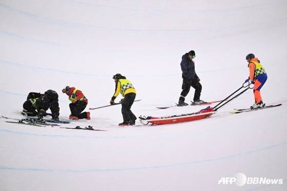 최가온이 쓰러진 뒤 패트롤이 다가가 상태를 살피고 있다. /AFPBBNews=뉴스1