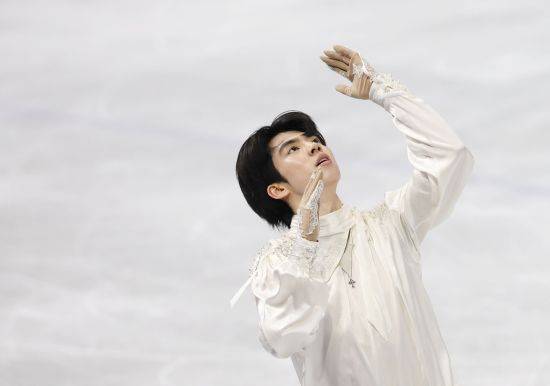 차준환은 14일 이탈리아 밀라노 아이스스케이팅 아레나에서 열린 2026 밀라노·코르티나담페초 동계올림픽 피겨스케이팅 남자 싱글 프리스케이팅에서 기술점수(TES) 95.15점, 예술점수(PCS) 87.04점, 감점 1점으로 합계 181.20점을 받았다. 차준환은 사흘 전 쇼트프로그램에서 얻은 92.72점을 합쳐 총점 273.92점을 기록했다. 차준환의 이번 대회 총점은 지난달 중국 베이징에서 열렸던 2026 국제빙상경기연맹(ISU) 4대륙선수권대회에서 준우승할 때 찍은 종전 시즌 최고점 273.62점을 0.30점 경신한 새로운 시즌 베스트 점수다. 최상위권 선수들이 실수를 연발하면서 차준환은 4위를 차지했다. 동메달리스트인 사토 슌(일본)에 불과 0.98점 뒤졌다. 연합뉴스