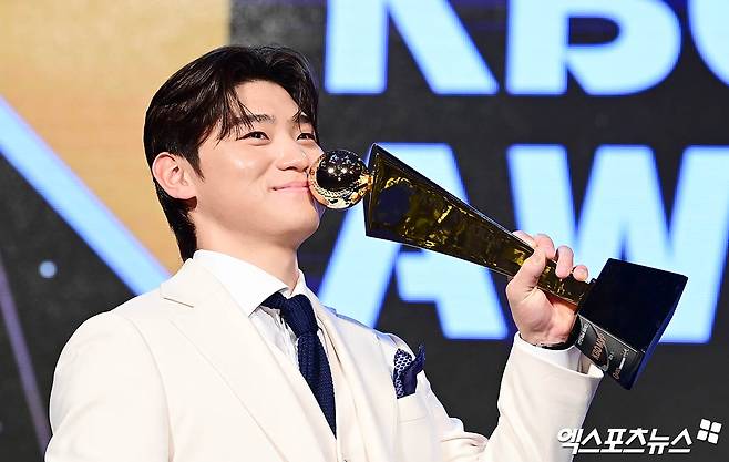 KIA 타이거즈 김도영이 미국 야구 통계 사이트 '팬그래프'가 발표한 국제 유망주 순위에서 전체 5위, 야수 1위를 차지했다. 엑스포츠뉴스 DB