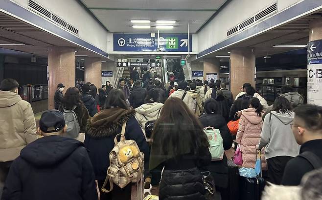 중국 베이징 베이징역 인근 지하철역 (베이징=연합뉴스) 한종구 특파원 = 13일 오후 중국 베이징 베이징역 인근 지하철이 고향으로 가려는 사람들로 붐비는 모습.