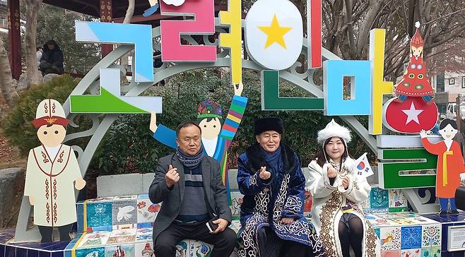 고려인마을 조형물서 포즈 취한 김경협 청장 (광주=연합뉴스) 박현수 기자 = 김경협(가운데) 재외동포청장이 지난 11일 광주시 광산구 월곡동에 위치한 고려인마을을 방문해 고려인 전통 의상을 입고 이천영(왼쪽) 새날학교 교장과 함께 고려인마을 조형물 앞에서 포즈를 취했다. 2026. 2. 11. phyeonsoo@yna.co.kr