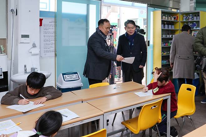 고려인마을이 자랑하는 어린이집  (광주=연합뉴스) 고려인 어린이들이 어린이집에서 공부하고 있다. 고려인마을은 맞벌이 가정이 대부분인 고려인 부모들이 안심하고 일할 수 있도록 믿을 수 있는 보육 환경을 제공하는 것이 특징이다. 아이들은 이곳에서 한국어와 러시아어를 함께 배우며 이중 언어 환경에서 성장한다. [재외동포청 제공]