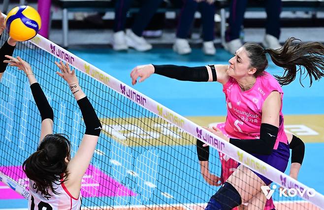 공격하는 흥국생명의 피치(오른쪽) [한국배구연맹 제공. 재판매 및 DB 금지]