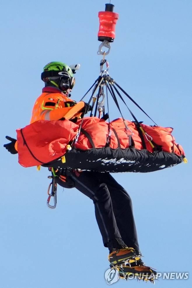 헬기에 실려가는 린지 본 [AP=연합뉴스]