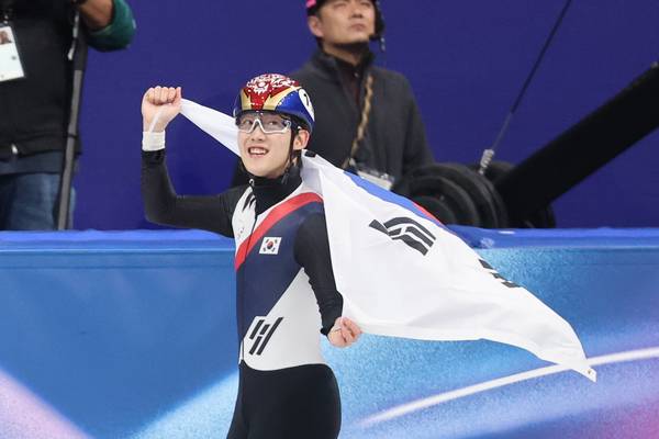 13일(한국시간) 이탈리아 밀라노 아이스스케이팅 아레나에서 열린 2026 밀라노·코르티나담페초 동계 올림픽 쇼트트랙 남자 1천ｍ 결승에서 동메달을 획득한 임종언이 태극기를 들고 기뻐하고 있다. /연합뉴스