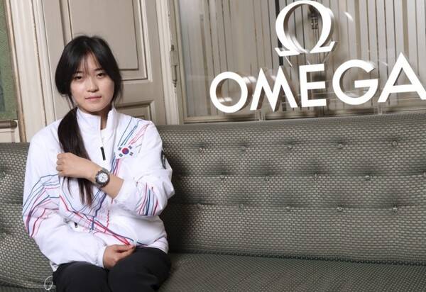 오메가 '스피드마스터 38mm 밀라노·코르티나 2026' 시계를 선물 받은 최가온. 연합뉴스