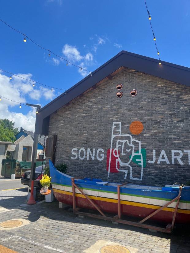 목포 근대역사관 주변, 오래된 창고를 활용해 조성한 베이커리 카페.