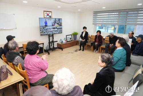 ◇춘천시 스마트경로당. 스마트경로당은 영상 장비를 활용한 디지털 교육이 이뤄지고 건강측정장비, 안면인식 키오스크 등으로 개인 건강 관리가 가능하다.
