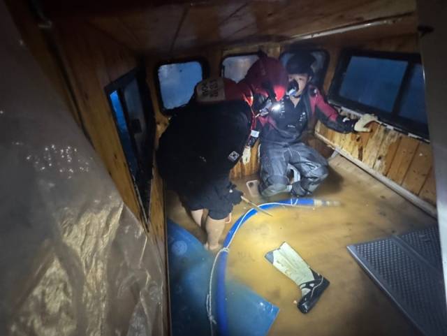 15일 오전 0시께 통영시 홍도 인근 해상에서 낚시객 등 9명이 탄 거제선적 낚시어선이 암초와 충돌해 침수되다 해양경찰 도움으로 무사히 귀항했다. 현장에 도착한 해경 구조대가 낚시어선에 들어찬 바닷물을 빼내고 있다. 통영해양경찰서 제공