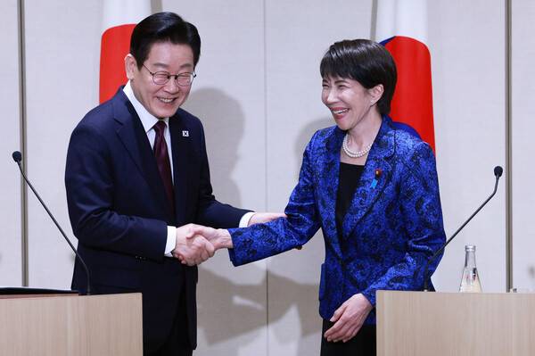 이재명&nbsp;대통령과 다카이치 사나에 일본 총리가 지난 13일 일본 나라현 정상회담장에서 공동언론발표 후 악수를 하고 있다. 2026.1.13 연합뉴스