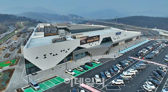 전국 최대 규모이자 유일한 삼각형 구조의 세종포천고속도로 ‘고삼호수 휴게소’ 전경 (사진=한국도로공사)