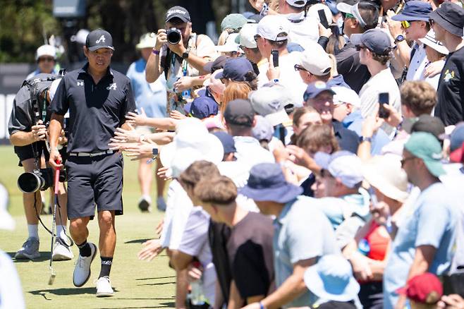 앤서니 김이 6번홀로 이동하면서 팬들과 하이파이브하고 있다. (사진=LIV Golf)