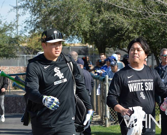 (무라카미(왼쪽)와 그의 통역 켄조가 스프링캠프에서 훈련을 위해 연습장으로 이동하고 있다)