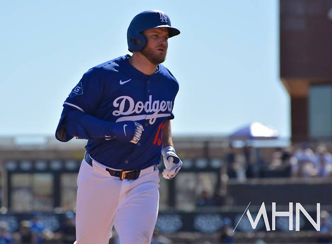 (맥스 먼시가 홈런을 친 뒤 그라운드를 돌고 있다)