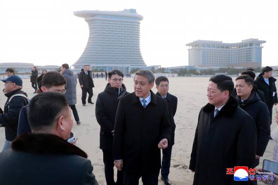 14일 원산갈마해안관광지구에서 북한 외무성과 주북 중국대사관 관계자들이 친선 모임을 가졌다. [사진 출처=조선중앙통신]