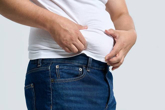 몇 가지 생활 습관을 개선하면 뱃살을 막거나 줄이는 데 도움이 된다. 사진=게티이미지뱅크