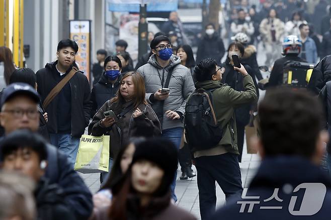 중국 춘절 연휴(15~23일)를 맞아 한국에 들어오는 중국인 관광객이 증가할 것으로 예상되는 가운데 14일 오후 서울시 중구 명동 거리가 외국인 관광객들로 붐비고 있다. 2026.2.14 ⓒ 뉴스1 박정호 기자
