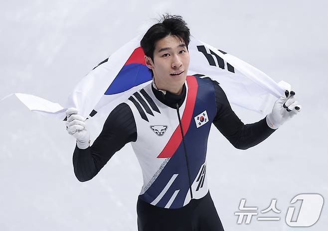 쇼트트랙 황대헌이 14일(현지시간) 이탈리아 밀라노 아이스스케이팅 아레나에서 열린 2026 밀라노·코르티나담페초 동계올림픽 쇼트트랙 남자 1500m 결승에서 은메달을 확보한 후 태극기를 두르고 기뻐하고 있다. 2026.2.15 ⓒ 뉴스1 김성진 기자